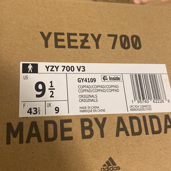 🚨🚨NEW YEEZY 700🚨🚨 size 9.5 - Picture 7 of 7